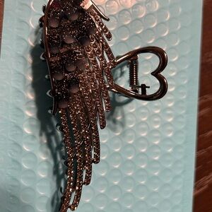 Sparkling Wing Hair Clip in Gunmetal